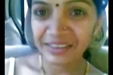 एक ब्यूटी सैलून का एक परिपक्व कर्मचारी एक ग्राहक को चूमेगा जबकि एक आदमी कार में उसका इंतजार मूवी सेक्सी पिक्चर कर रहा है