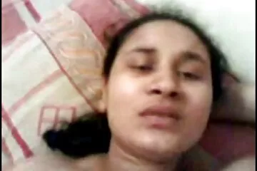 वह सेक्सी मूवी हिंदी सेक्सी मूवी एक युवा चुंबन के साथ सफेद कपड़े पहने है