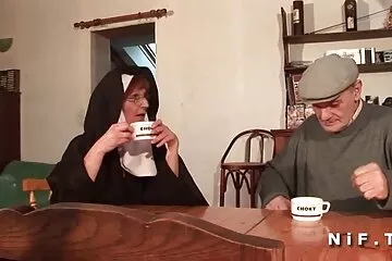 आदमी मुश्किल परिपक्व लोचदार बैंड के साथ हिंदी पिक्चर सेक्सी मूवी पिक्चर बिस्तर पर चूमा